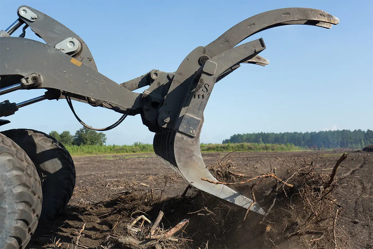 Solesbee’s | Top Clamp Loader Rake | Models SEIR Series | Width 93" To 120" Inches | Hydraulic Clamp | High-Strength Alloy Steel Teeth | For Loaders