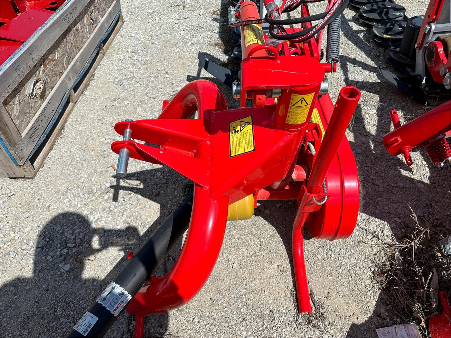 Farm King Disc Mowers | Model MDN-6 | Working width 8' 1" | Weight 1,058 Lbs | Horsepower 45 HP | For Tractors