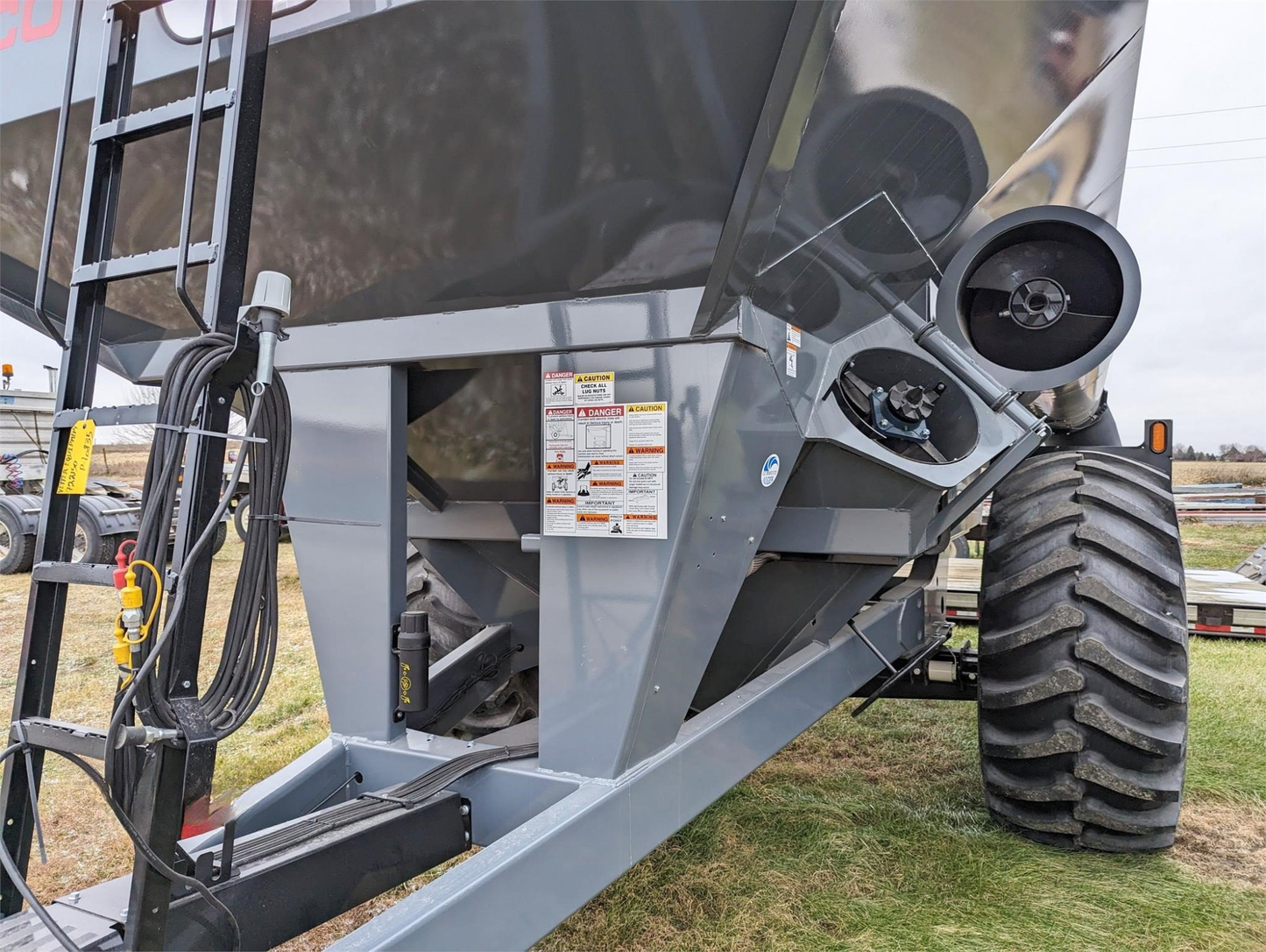 Demco Single Auger Grain Cart | Model 850 | Width 120" | Horsepower 175+ HP | Hub Size 10 Bolt | For Tractors
