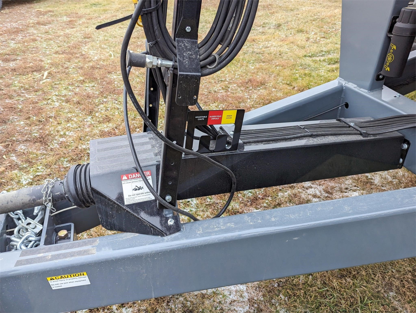 Demco Single Auger Grain Cart | Model 850 | Width 120" | Horsepower 175+ HP | Hub Size 10 Bolt | For Tractors