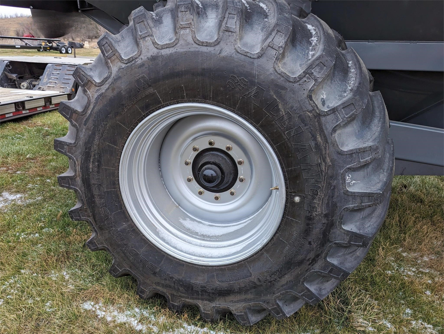 Demco Single Auger Grain Cart | Model 850 | Width 120" | Horsepower 175+ HP | Hub Size 10 Bolt | For Tractors