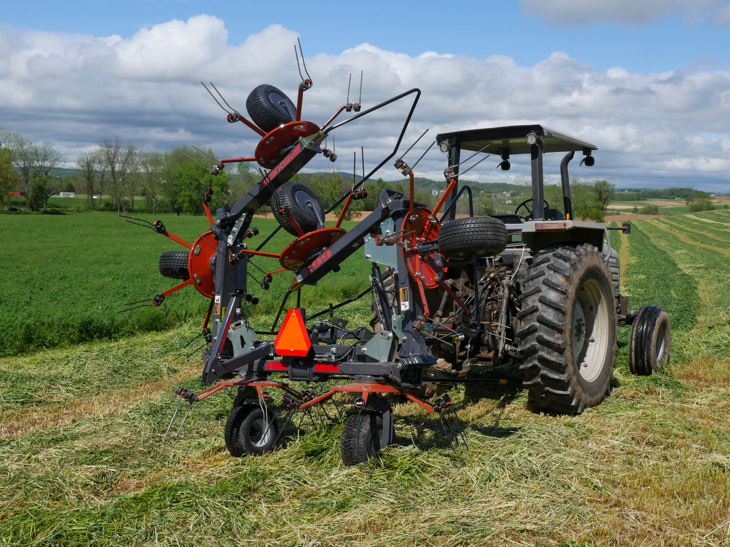 Pequea Tedders Series | Available In 9' to 35' Working Width | For Tractor