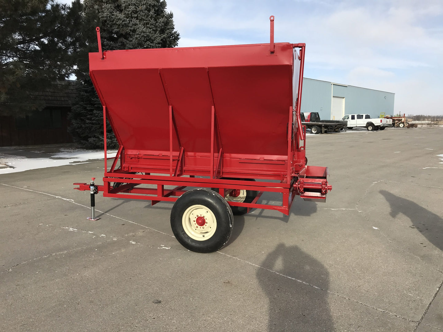 Global Equipment Apache Range Feeder | Capacity 3,200 lbs | Ground Mounted