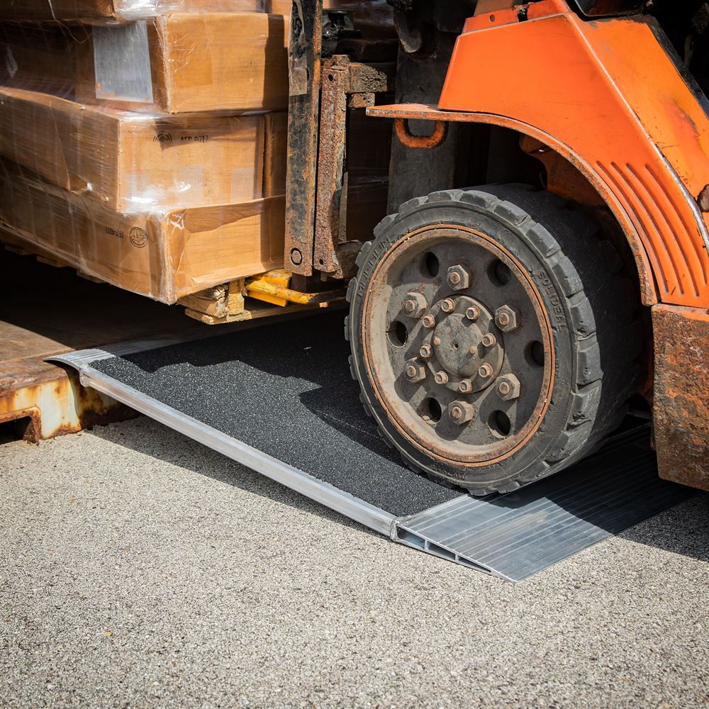 Heavy Duty Ramps Aluminum Shipping Container Ramp | Model 08-45-048-06-Grit | Size 48" L x 45" W | 8,000 lb, | Horsepower 23 HP | For Forklifts, Pallet Jacks, Hand Trucks