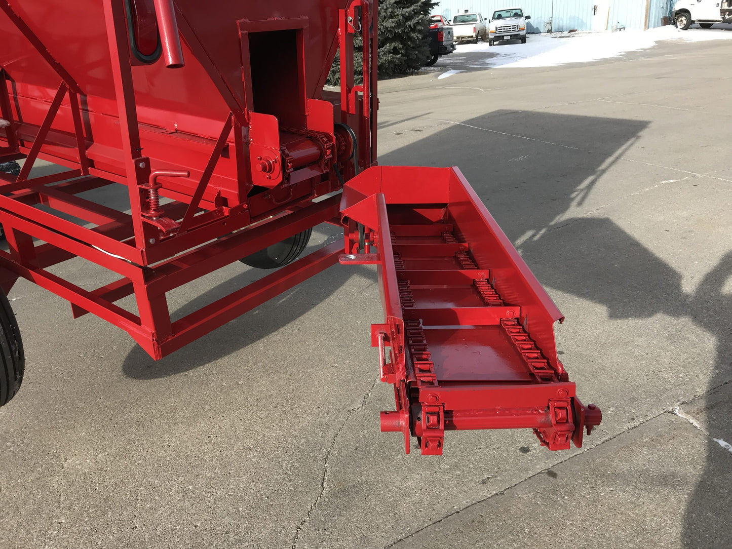 Global Equipment Apache Range Feeder | Capacity 3,200 lbs | Ground Mounted