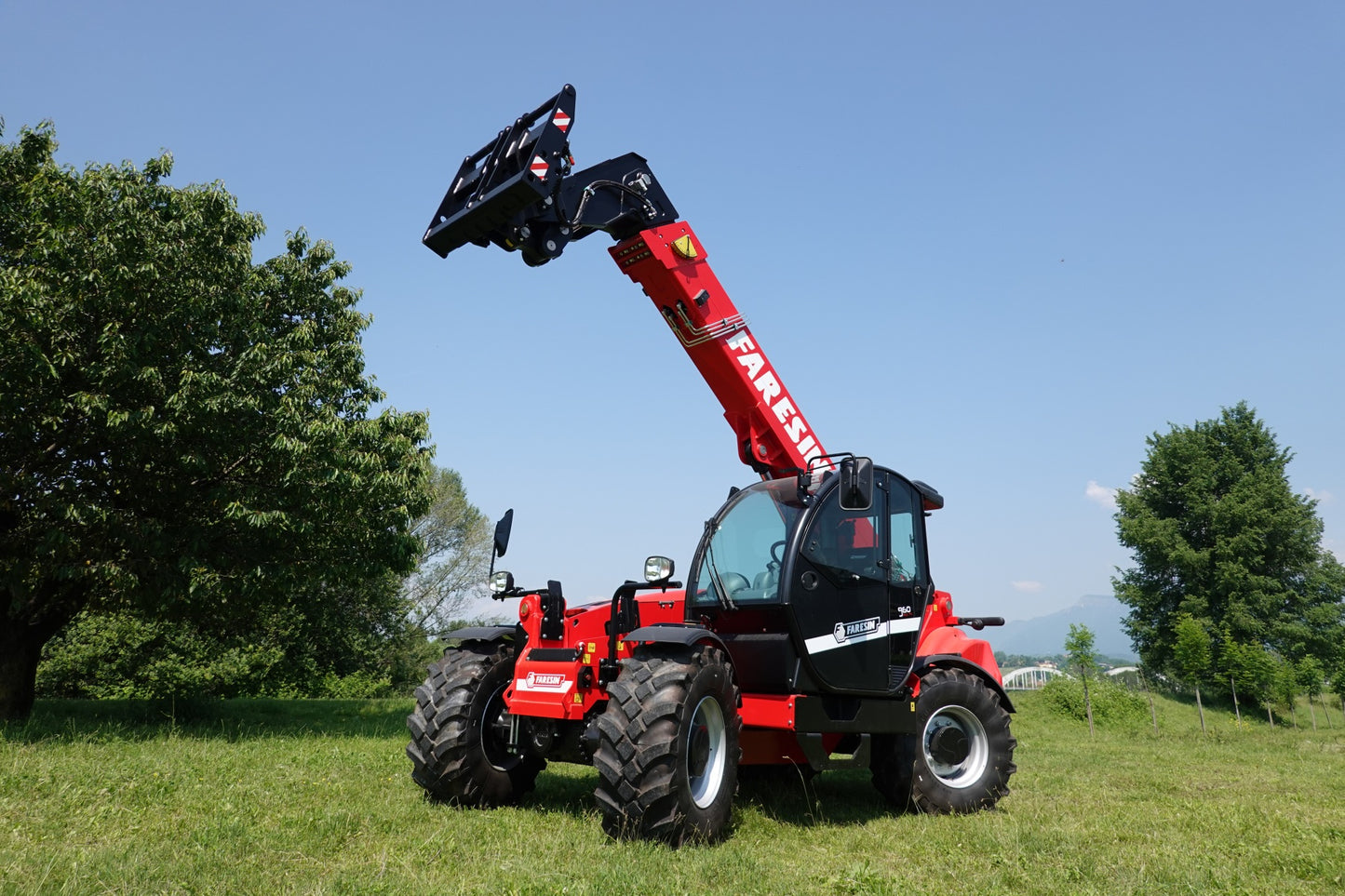Faresin USA Heavy Duty Range Telehandler | Model FT-1529 | Lift Height 28′ 10″ | Capacity 15,432 lbs | 101 HP Deutz Engine | For Construction, Agriculture & Industrial Use