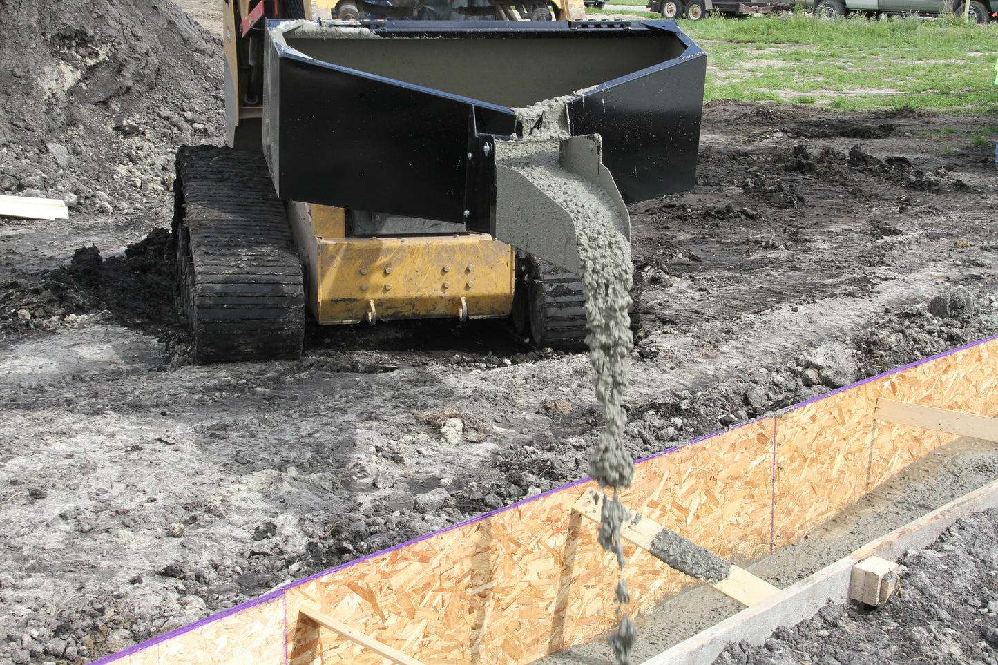 Erskine Concrete Bucket | Width 60” | 0.50 Yard Capacity | 10–20 GPM | For Skid Steer