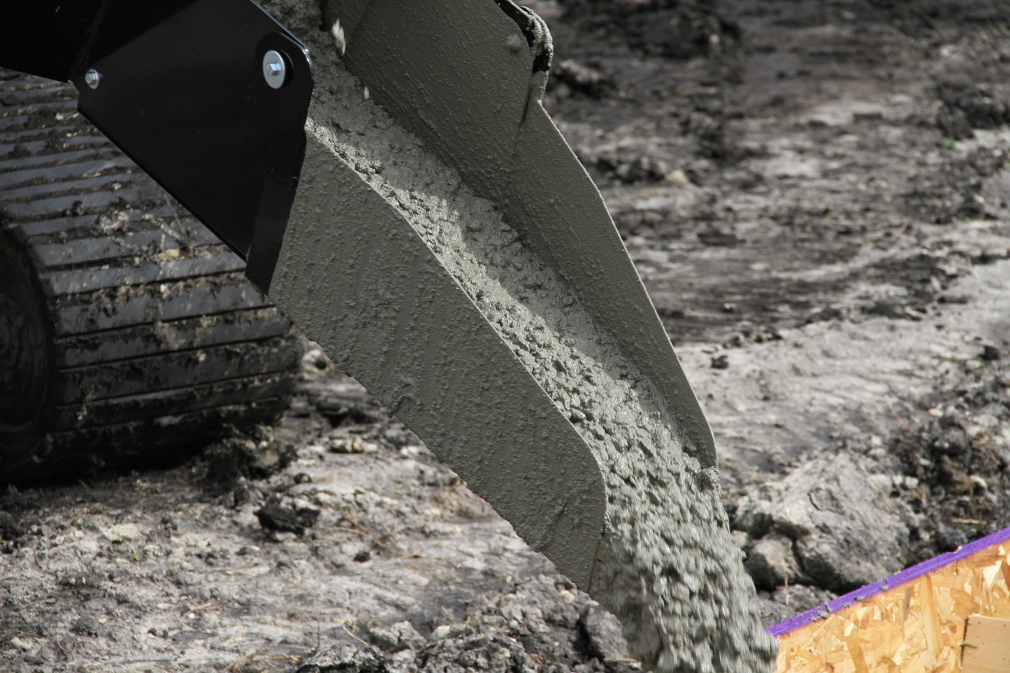 Erskine Concrete Bucket | Width 60” | 0.50 Yard Capacity | 10–20 GPM | For Skid Steer