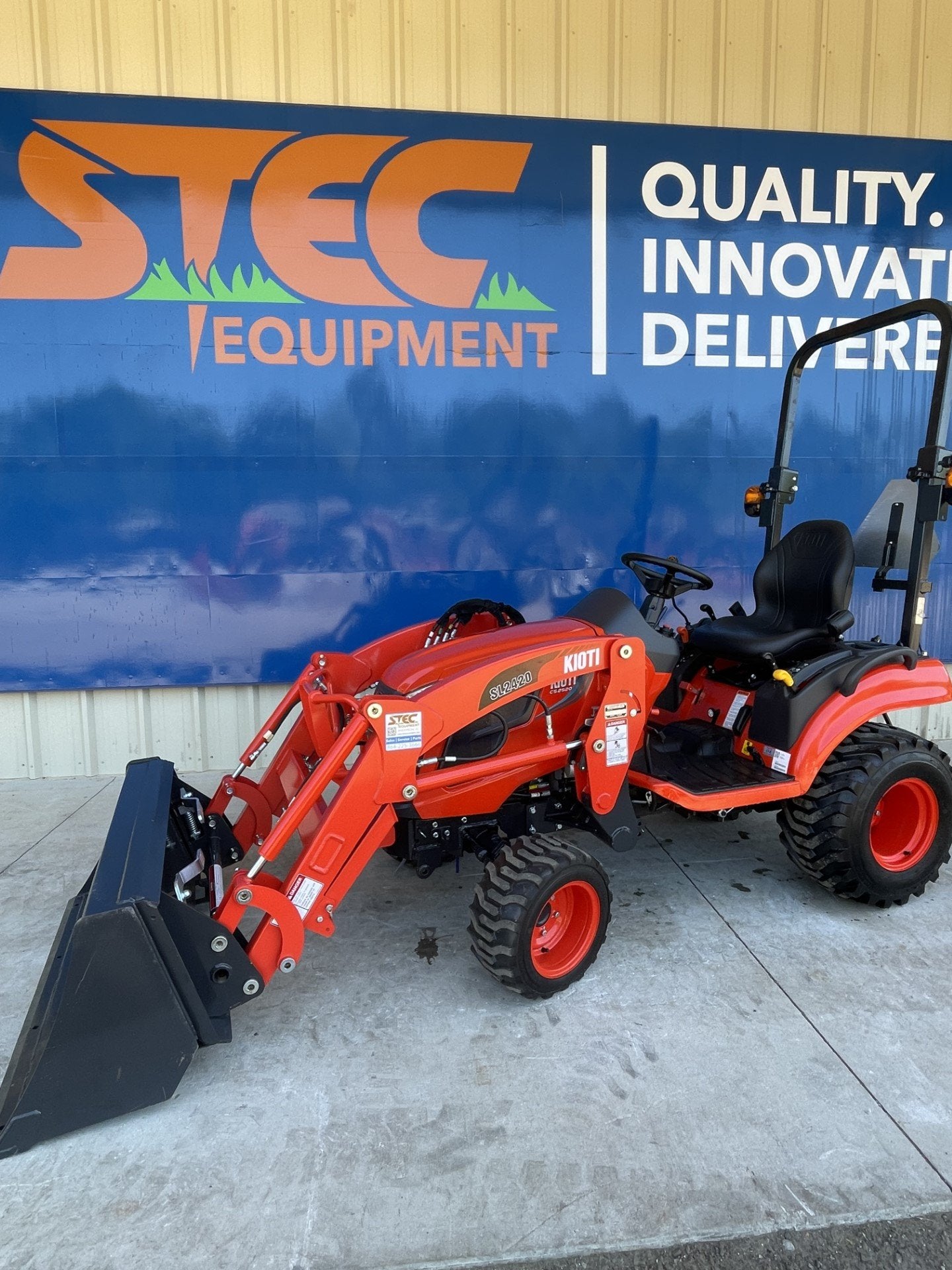 Kioti CS2520 Sub-Compact Tractor | 24 HP Gross Power | Hydrostatic, 4WD, High Lift Capacity