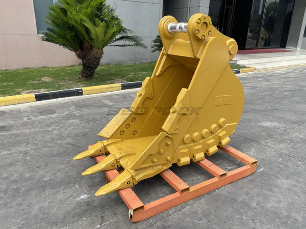 Bedrock Attachments Heavy-Duty Bucket & Adjuster GP | Model EB324CBHD | Width 30-Inch | Capacity 0.70 CU M | Machine Size 24-30 Tons | For Excavators