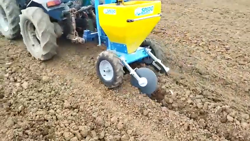 Farm-Maxx Single Row Potato Planer | Machine Width 32" inches | Horsepower 15 HP | For Tractors