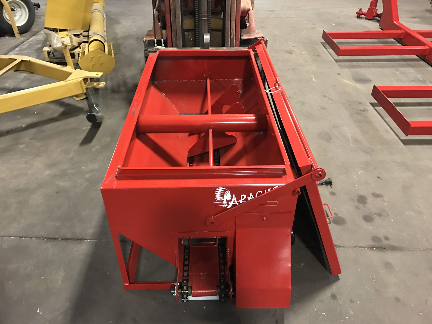 Global Equipment Apache Range Feeder | Capacity 1,200 lbs | Trailer Mounted