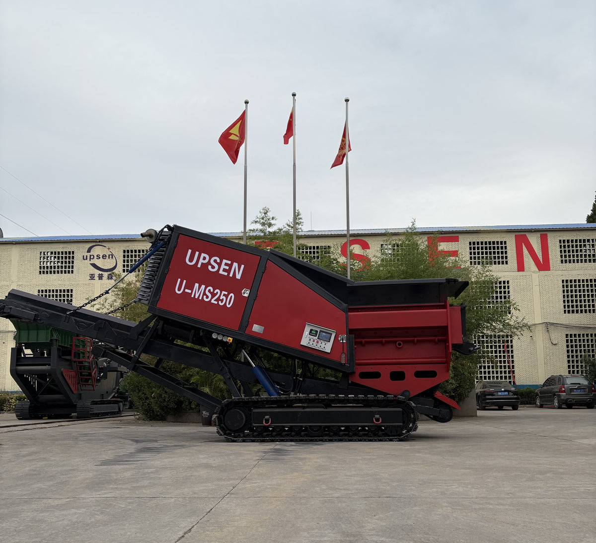 Upsen Mobile Compact Double-Shaft Shredder | Model U-MS250 | Hopper Size 1500 × 2800 mm | Engine Horsepower 210 HP