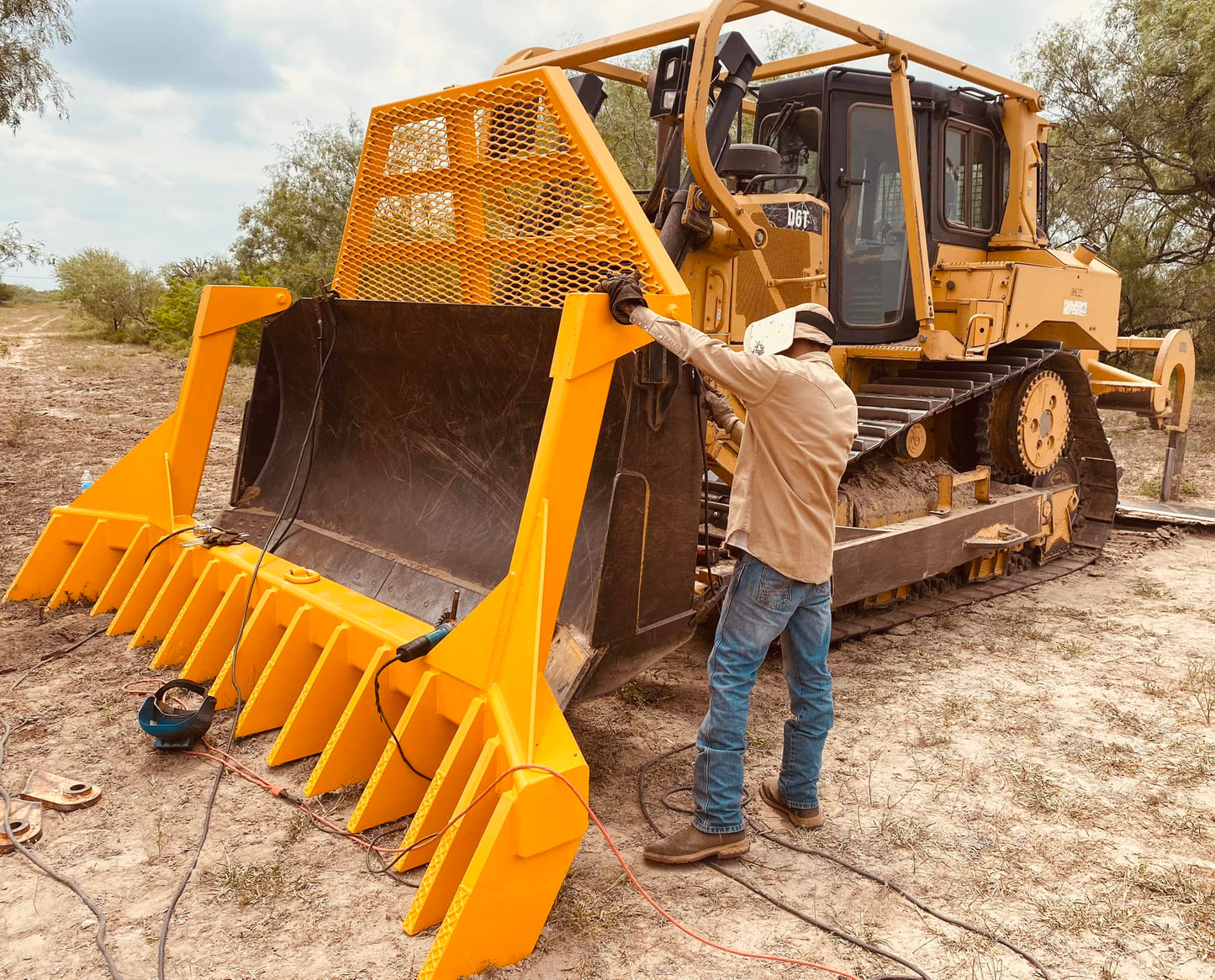 HEBBRONVILLE MACHINE SHOP 8’ TO 24’ PIN ON EXTRA HEAVY DUTY STACKING RAKE FOR SKID STEER