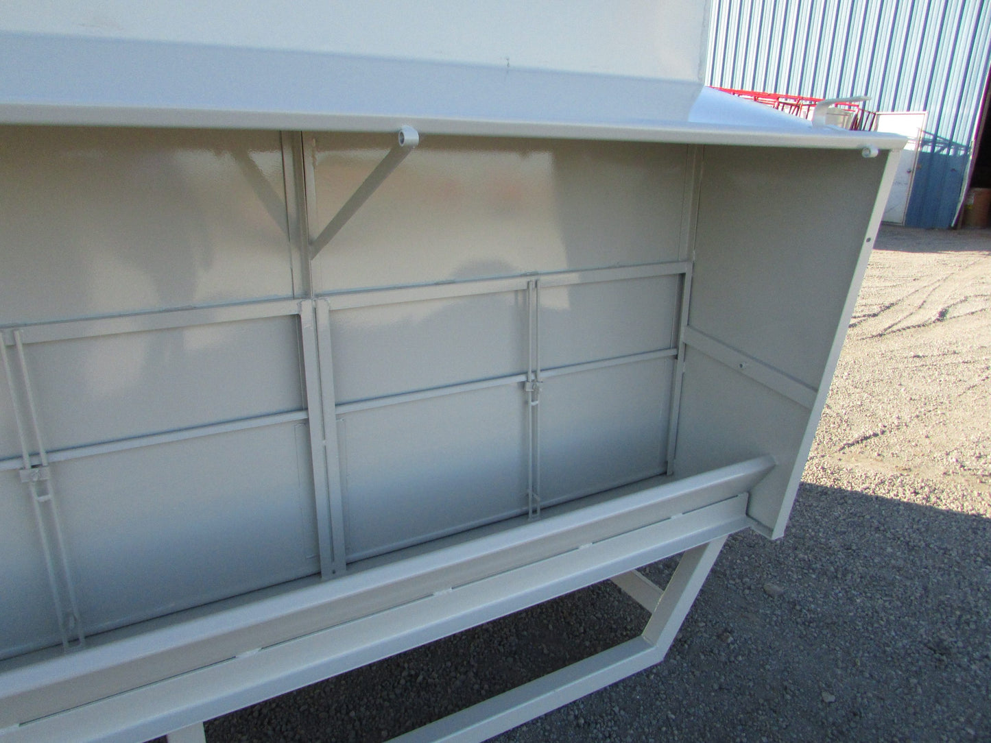 Apache Equipment 300 Creep/Self Feeder | Length 16' | Capacity 300 Bushel | Portable & Skid | Heavy‑Duty Steel & Galvanized Options | For Daily Feeding Pressure