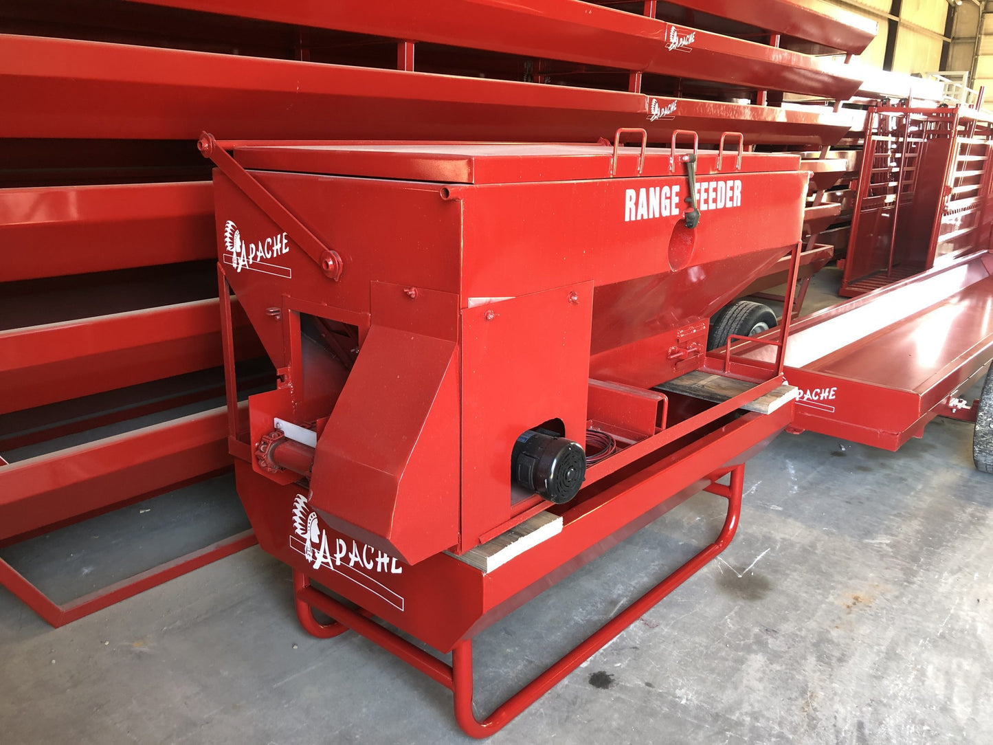 Global Equipment Apache Range Feeder | Capacity 1,200 lbs | Trailer Mounted