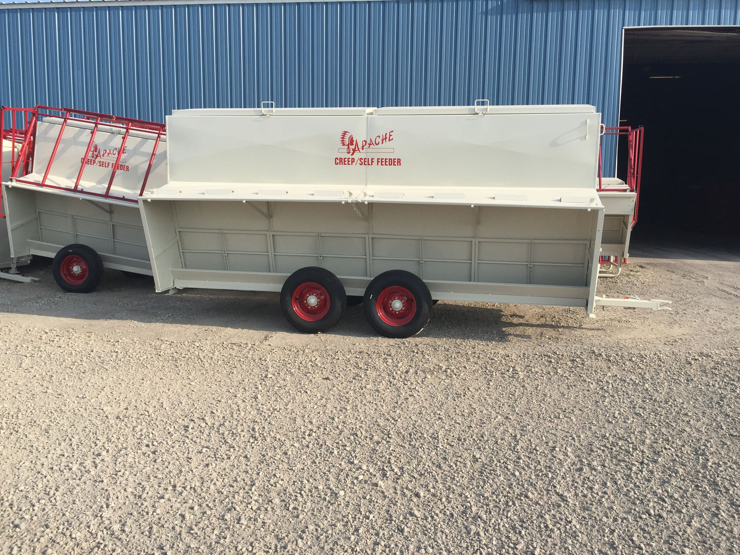 Global Equipment Apache Palco Cattleboss Creep Feeder | Length 8' - 21' | Capacity 1,500 - 19,500 lbs | Stationary & Portable | For Daily Feeding Pressure