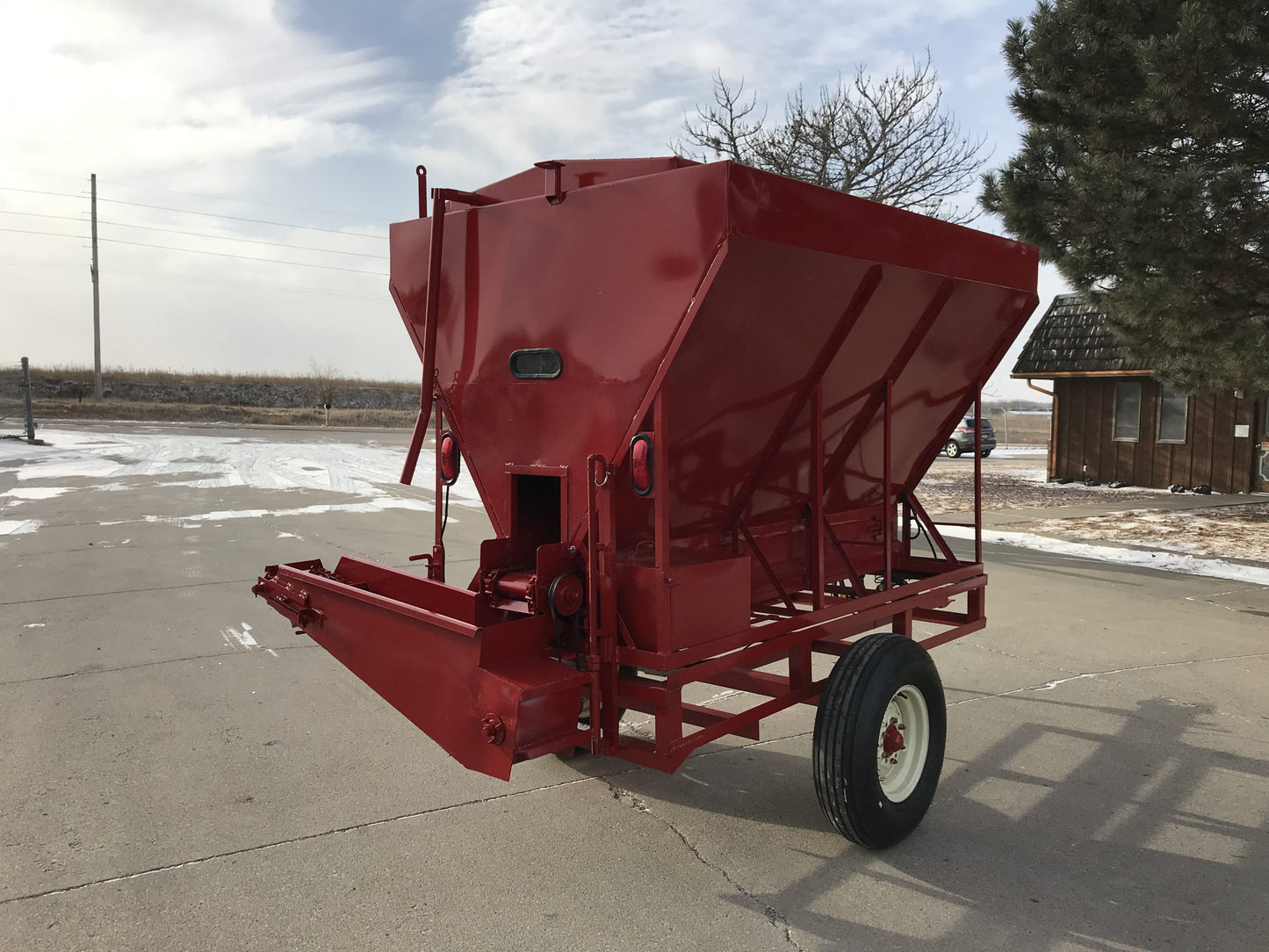 Global Equipment Apache Range Feeder | Capacity 3,200 lbs | Ground Mounted