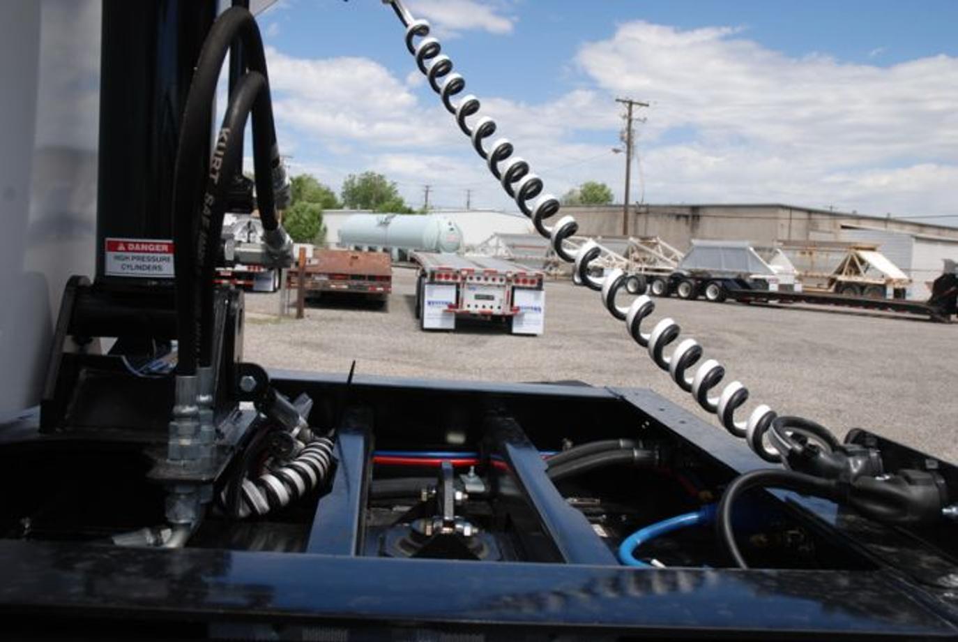 SmithCo Side Dump Trailer | Model SX4-49-36 | Frame Length 49' | Tub Length 36′ | Air/Hydraulic Control Valve