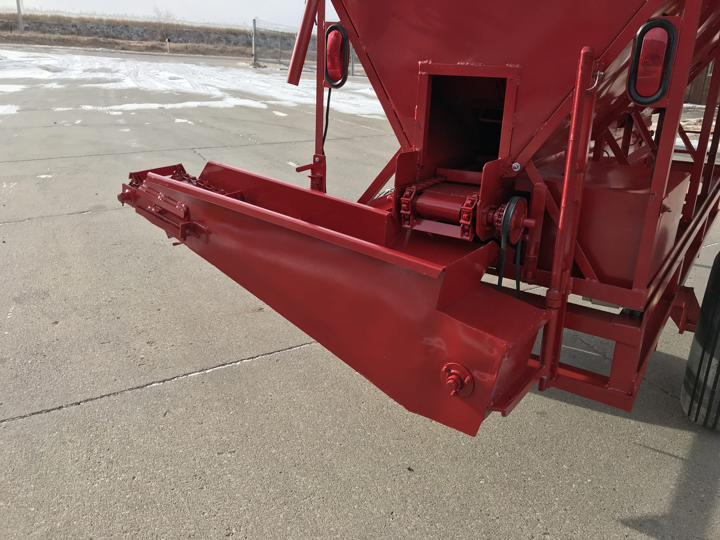 Global Equipment Apache Range Feeder | Capacity 3,200 lbs | Ground Mounted