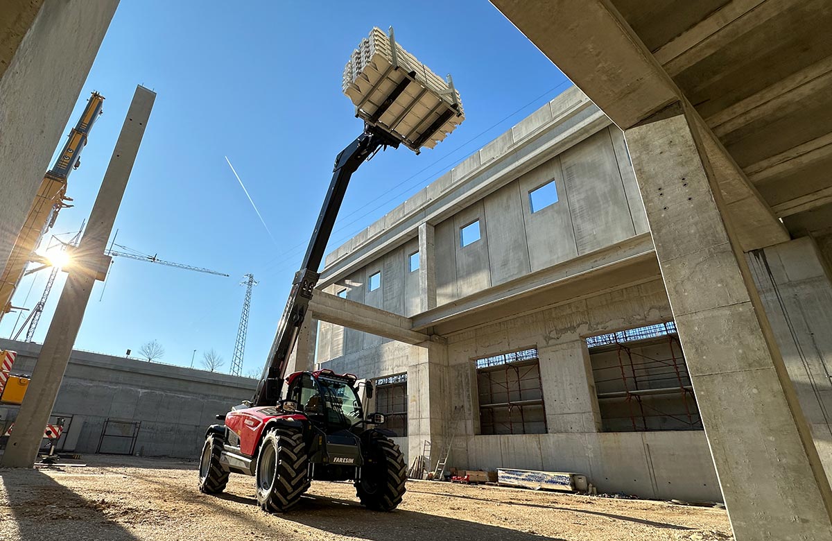 Faresin USA Telehandler | FS Middle Series | Lift Height 23–32 ft | Engines 75–134 HP | Capacity 8,800–9,000 lbs | For Construction & Agriculture