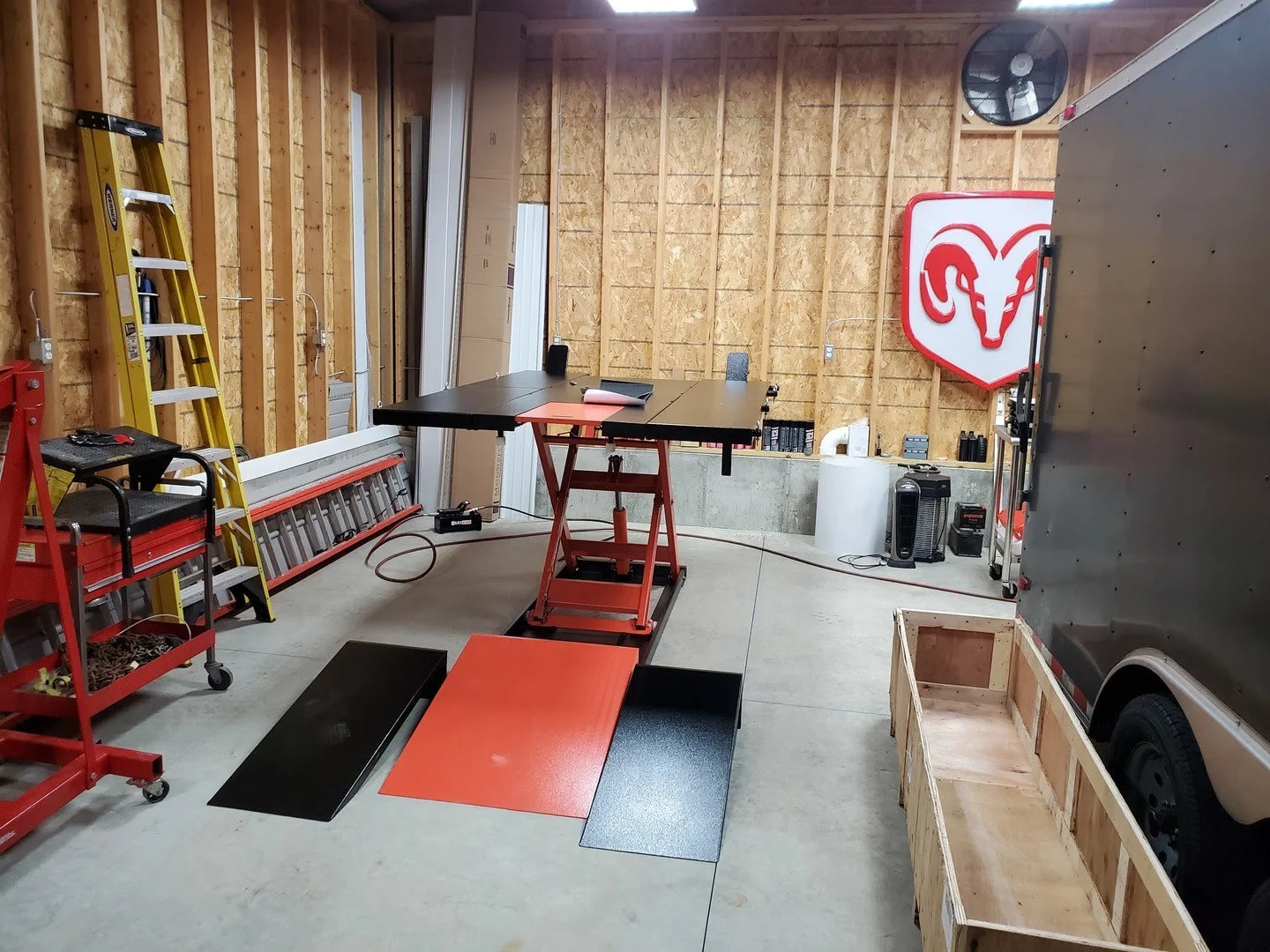 Black Widow Air/Hydraulic UTV & Trike Lift Table Wide | Model UTV-2500-60 Model UTV-2500-64 | Platform Size 64" | Capacity 2,500 lb | Horsepower Up To 100 HP | For UTVs, ATVs & Trikes