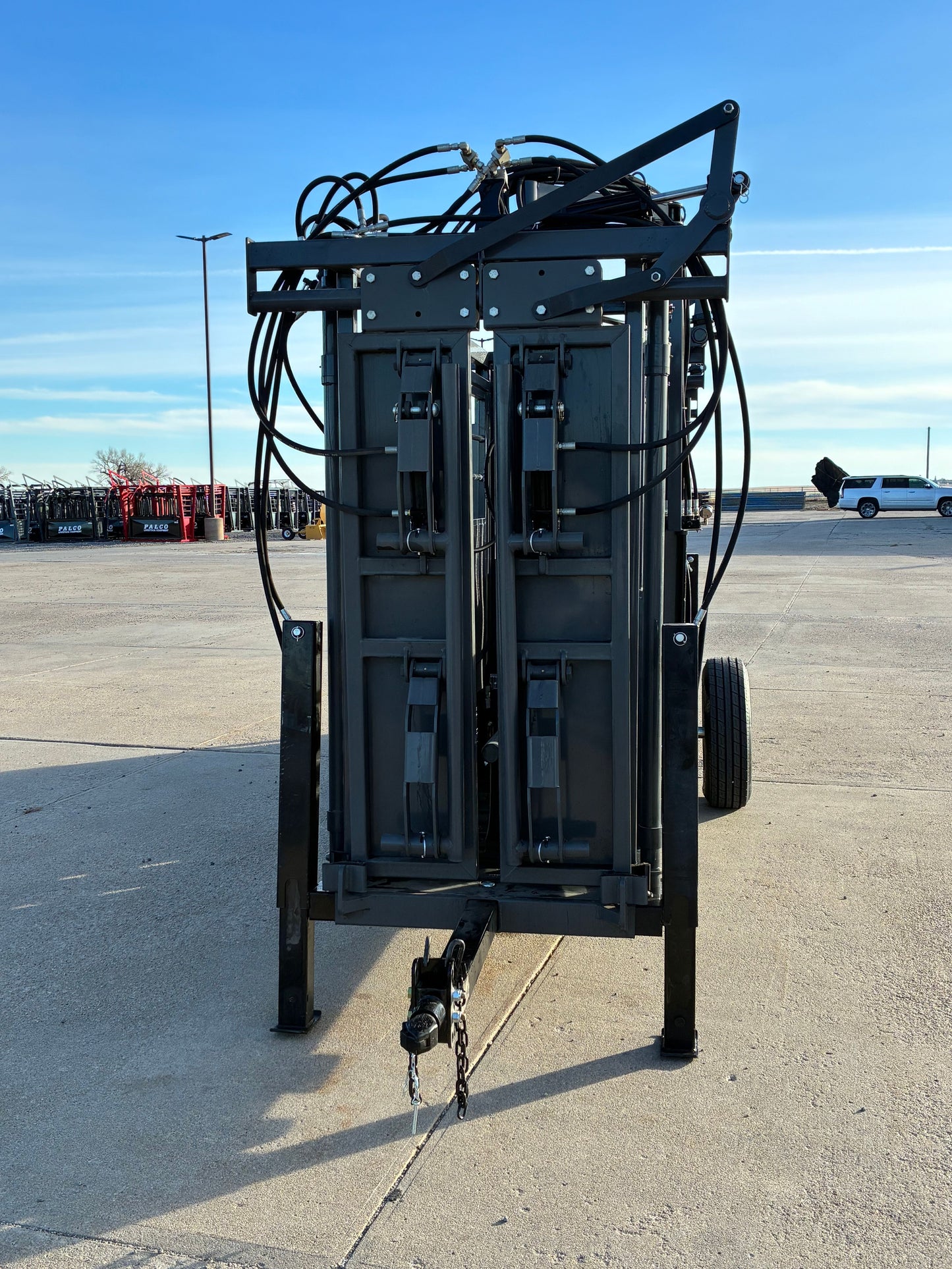 Global Equipment Palco Hydraulic Chute w/ Palpation Cage | Model Alleyway with Headgate | 53" Width | For Cattle Operations & Ranch Facilities