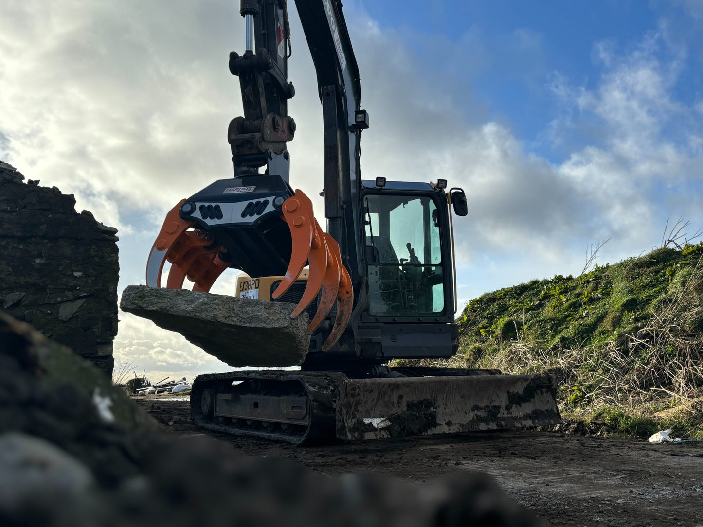 MDE Machinery | Log & Debris Grapple | Model SX1400F | Fixed Position | Opening Width 73.25" | 100% Swedish HARDOX Steel | Machine Size 13-18 Ton | For Telehandlers