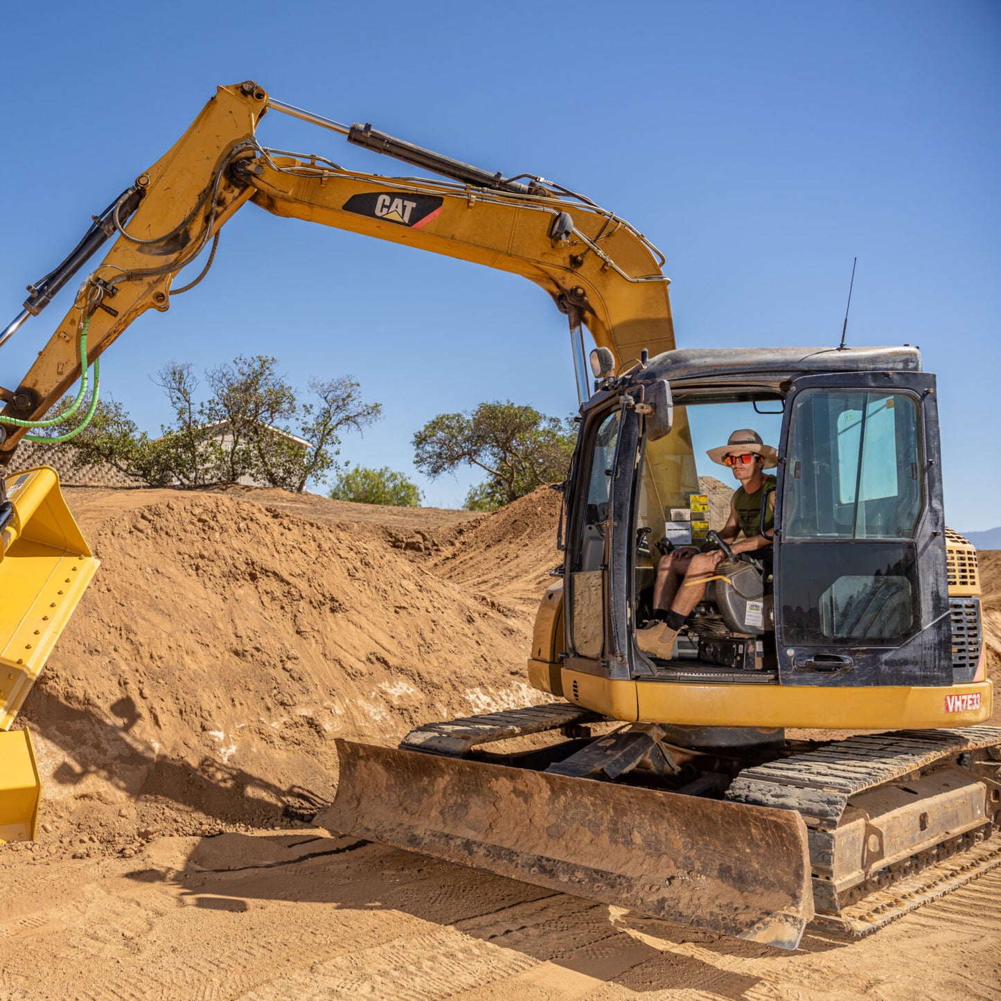 Rockland Excavator Dozer Blade | Heavy-Duty Hydraulic Cylinders | High-Strength Alloy Steels | For Excavators