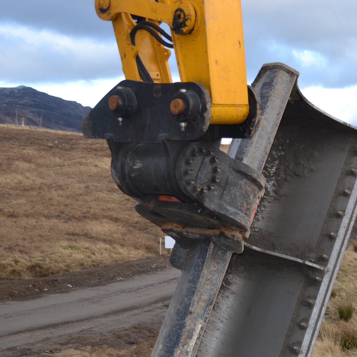 ROCKLAND HKR-T TILTING COUPLER WITH XTRA-TILT POWER ACTUATOR FOR EXCAVATOR