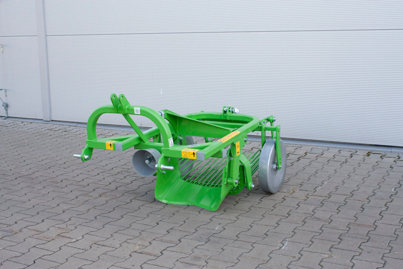 Bomet Ursa 1-Row Vibrating Potato Digger | Working Width 19" | 10 HP | Offset Hitch | For Tractors