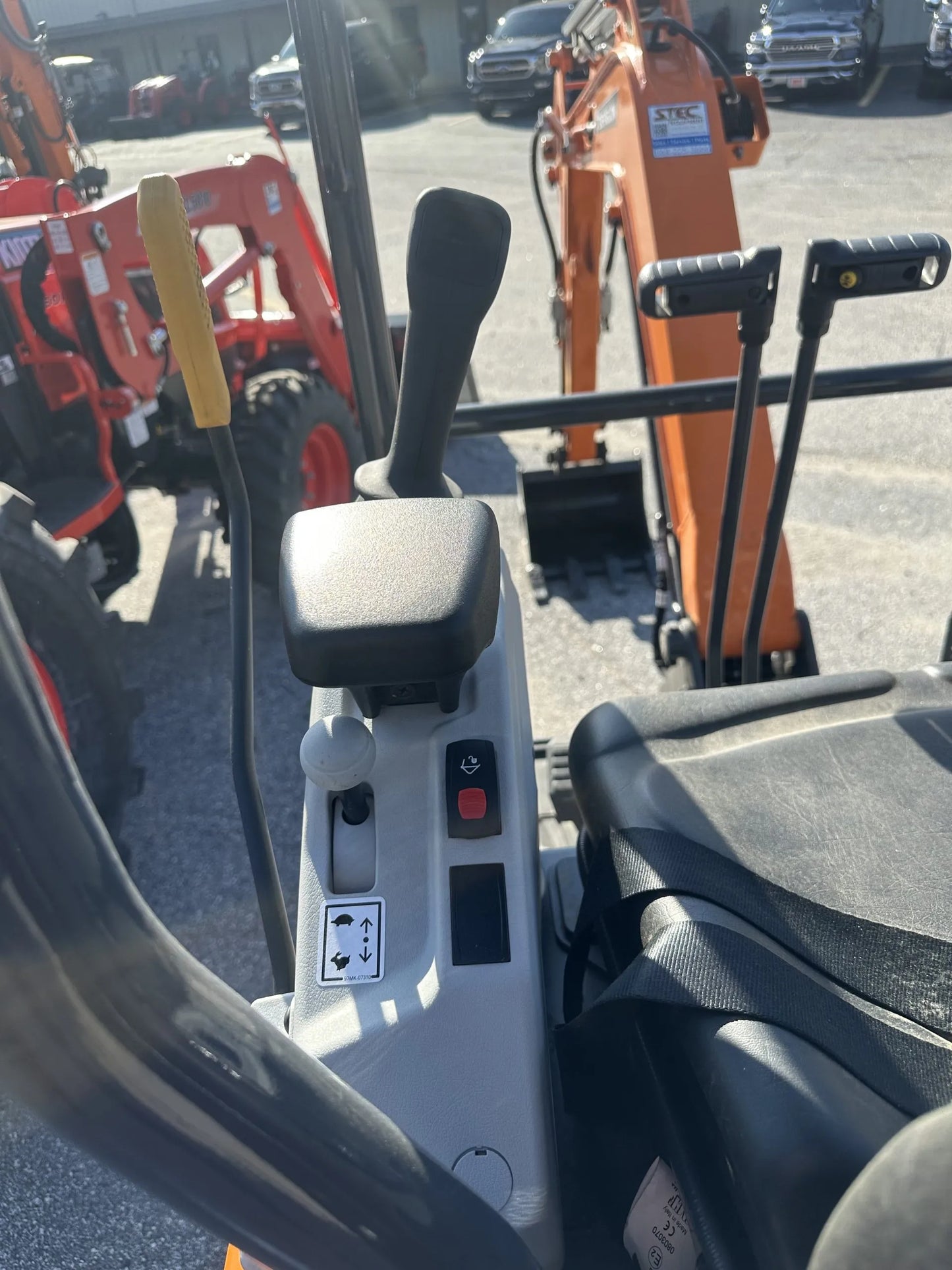 Develon | Mini Excavator | DX17Z-7 | 18″ Bucket | 61" Overall Width | 2 Tons