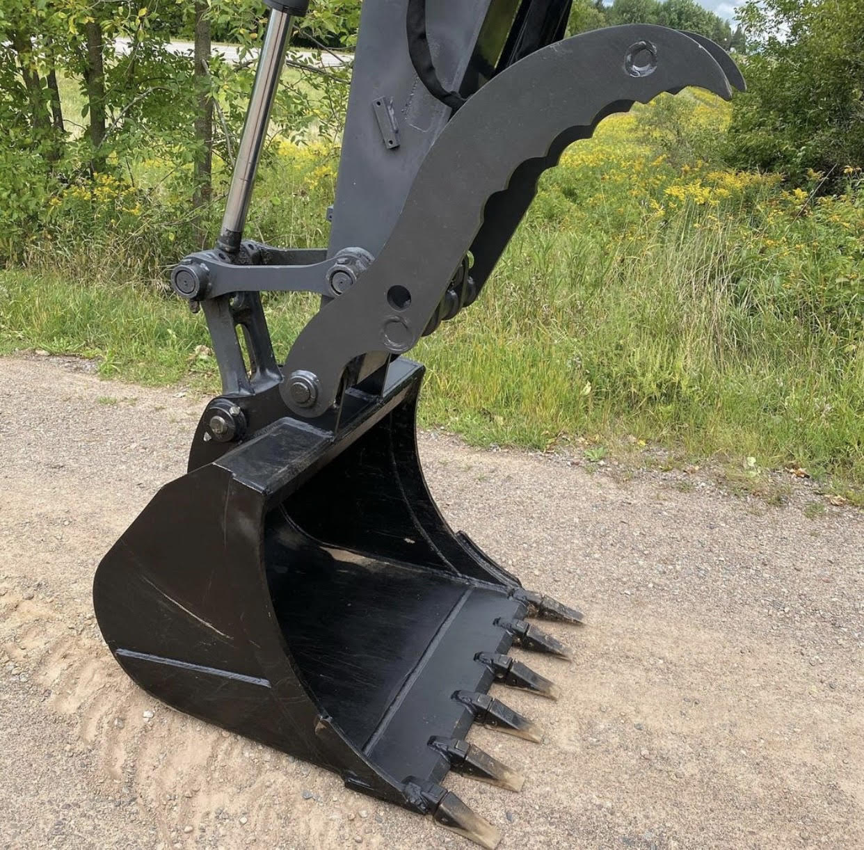 Teran Double Thumb Hydraulic Excavator Bucket | Model BKT-JD160 | Bucket Width 42" inches | For Excavators