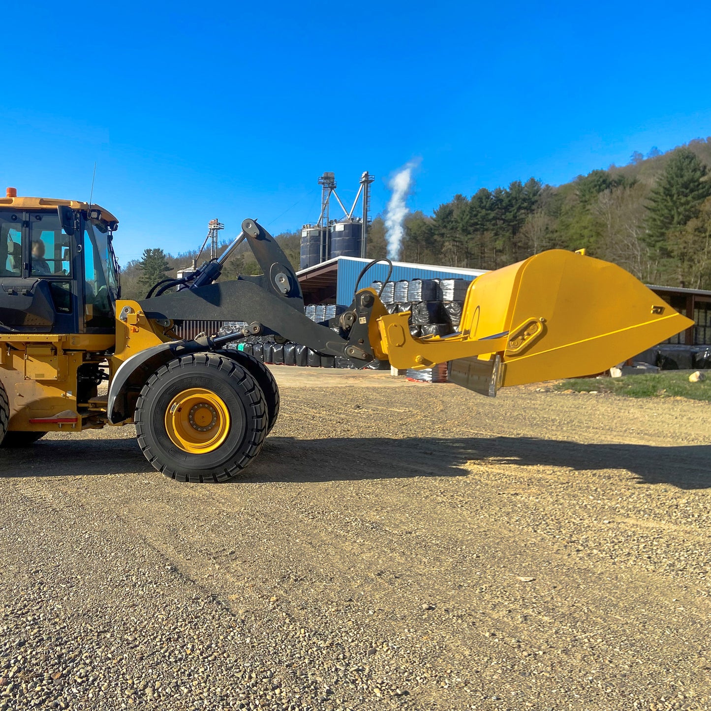 ROCKLAND DUAL-CYLINDER ROLLOUT BUCKET WITH HYDRAULICS FOR LOADER