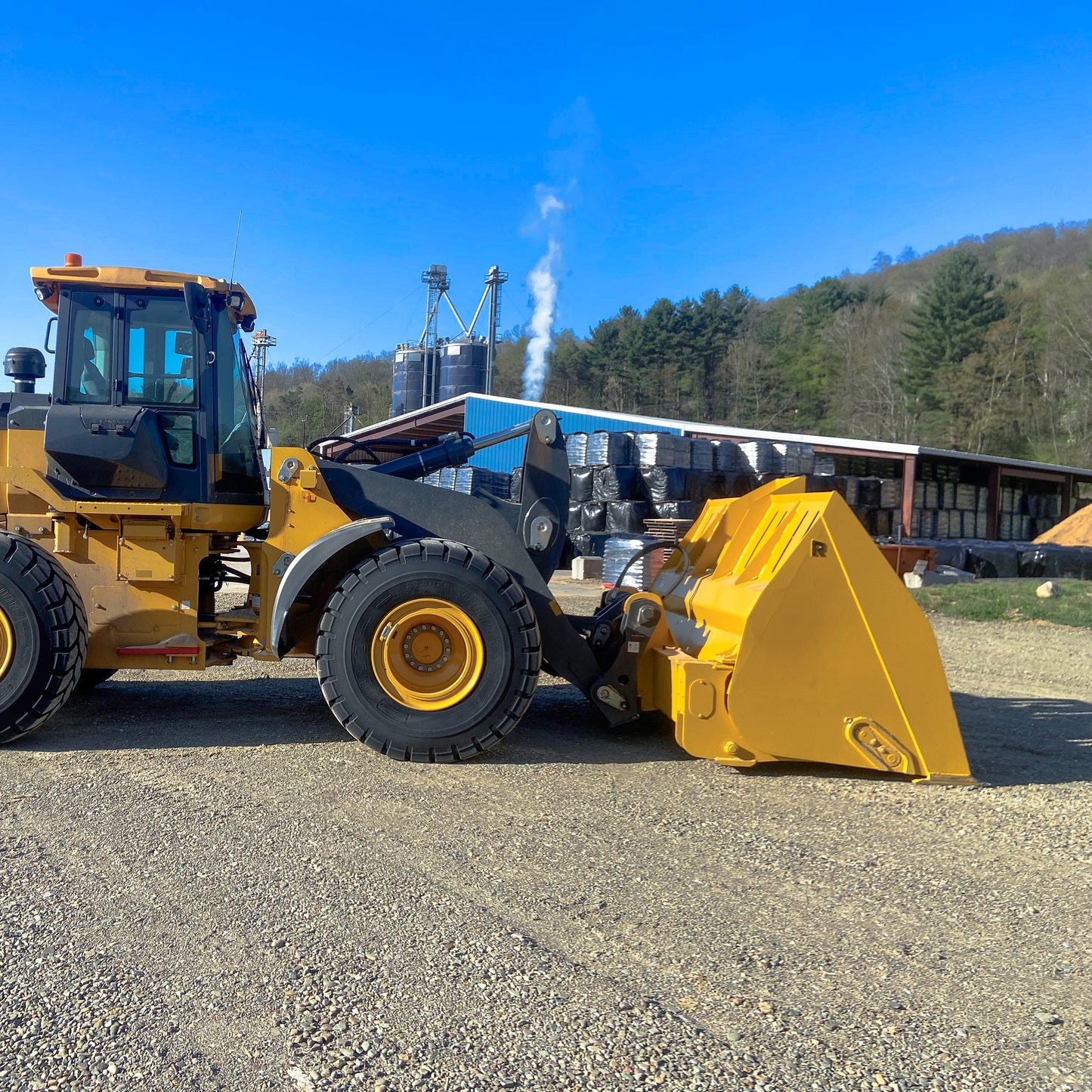 ROCKLAND DUAL-CYLINDER ROLLOUT BUCKET WITH HYDRAULICS FOR LOADER
