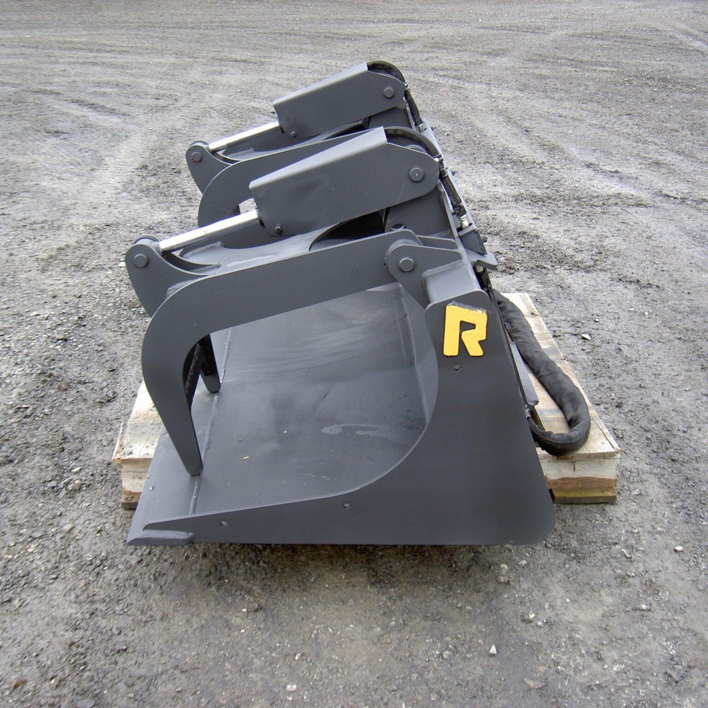 Rockland Severe Duty Grapple Bucket | Cylinder Size 2″ Bore 10″ Stroke | Oversized Pins & Bushings | Horsepower 65 HP | For Skid Steers