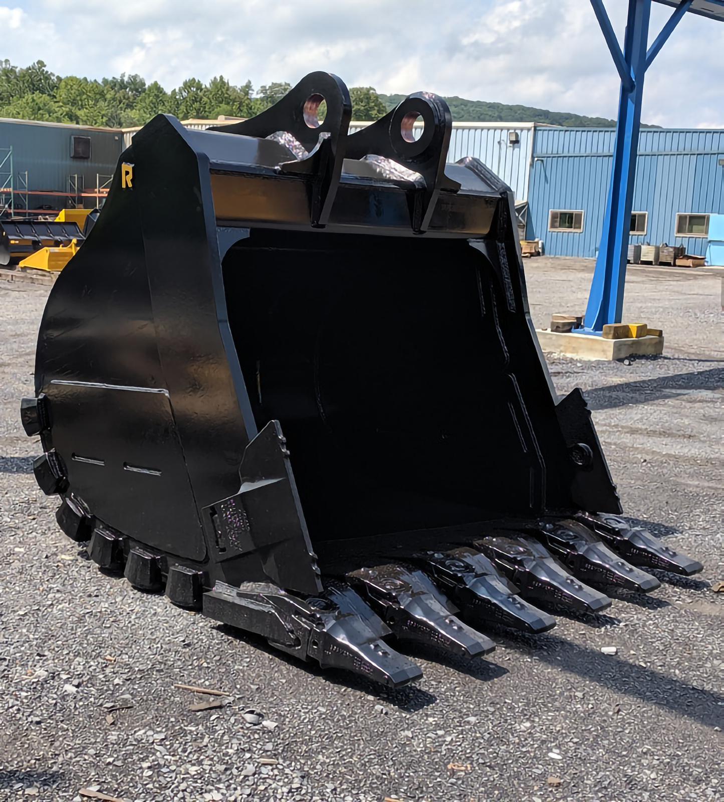 Rockland Severe Service Bucket | Machine Weight 15,000 - 110,000 lbs | Bucket Width 18" - 78" inches | Capacities 0.30 - 4.65 Cu. Yd. | For Excavators