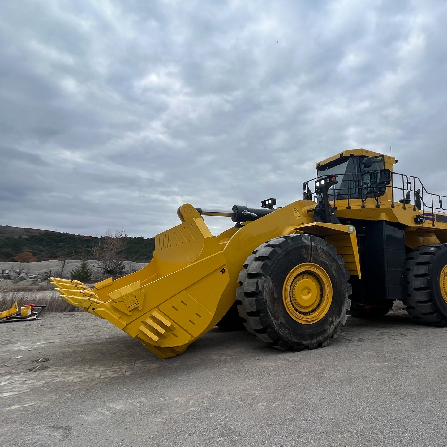 Rockland Super Duty Quarry Bucket | Heavy-Duty Built-In Spill-Guard | Bolt-on Skid Shoes | For Loaders