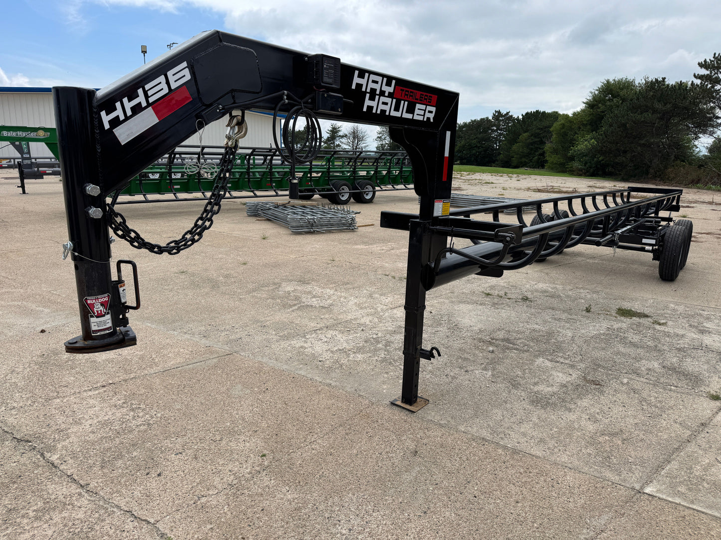 Global Equipment Apache Hay Hauler Inline Bale Trailers | Rail Length 25′, 32′, 36′ & 42′ | Bumper Pull & Gooseneck | For Hay Transport