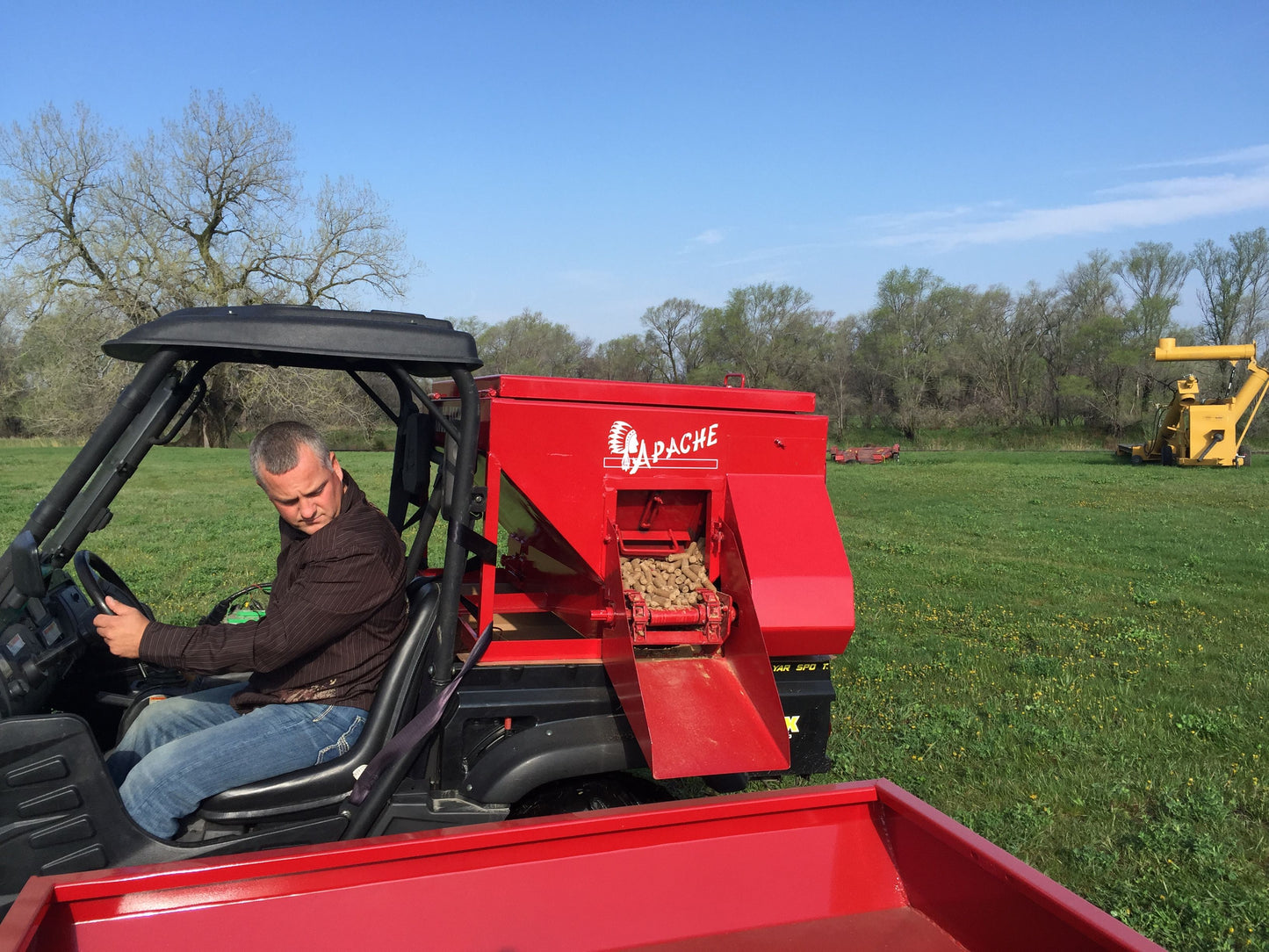 Apache Equipment Range Feeder | Capacity 600 lbs | For ATVs/UTVs