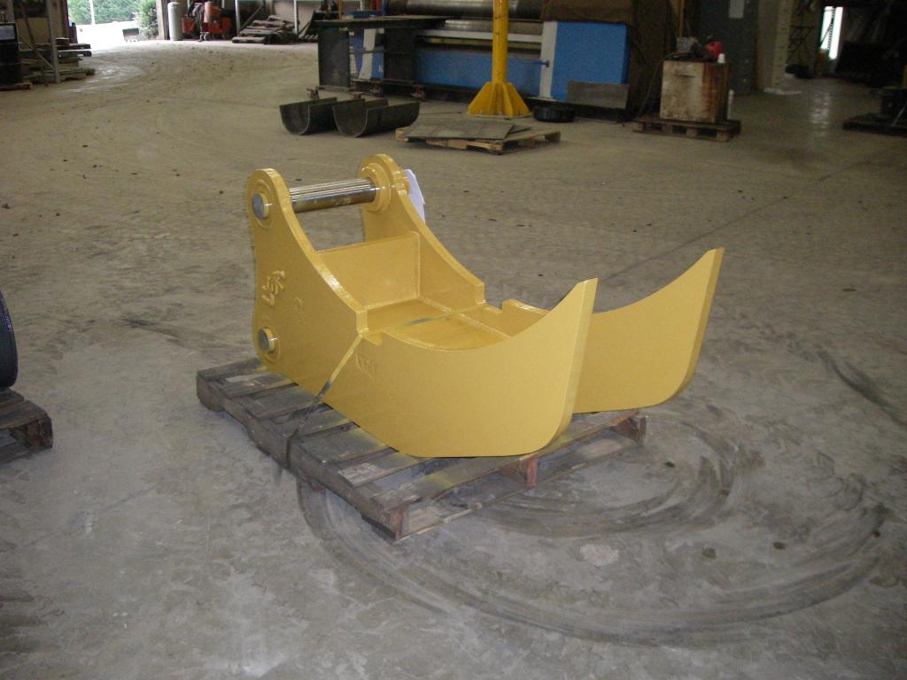 IS ATTACHMENT AR400 STEEL TREE STUMPER AND RAKE FOR 24000 TO 60000 LB EXCAVATOR