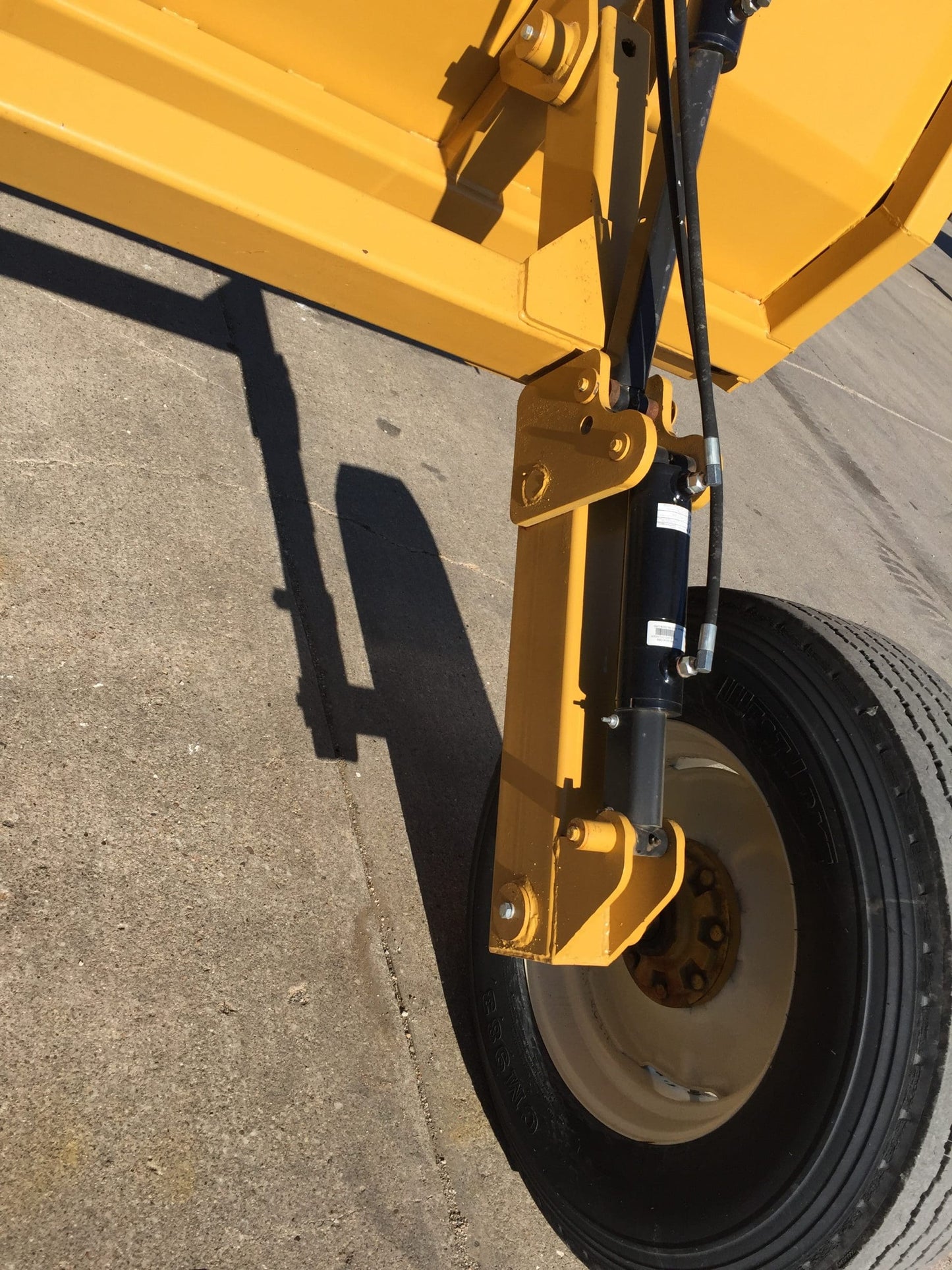 Apache Henke Buffalo 12' Estate II & Feedyard Scraper | Working Width 12' | 100–275 HP | For Tractors