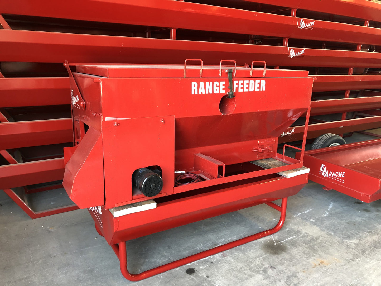 Global Equipment Apache Range Feeder | Capacity 1,200 lbs | Trailer Mounted