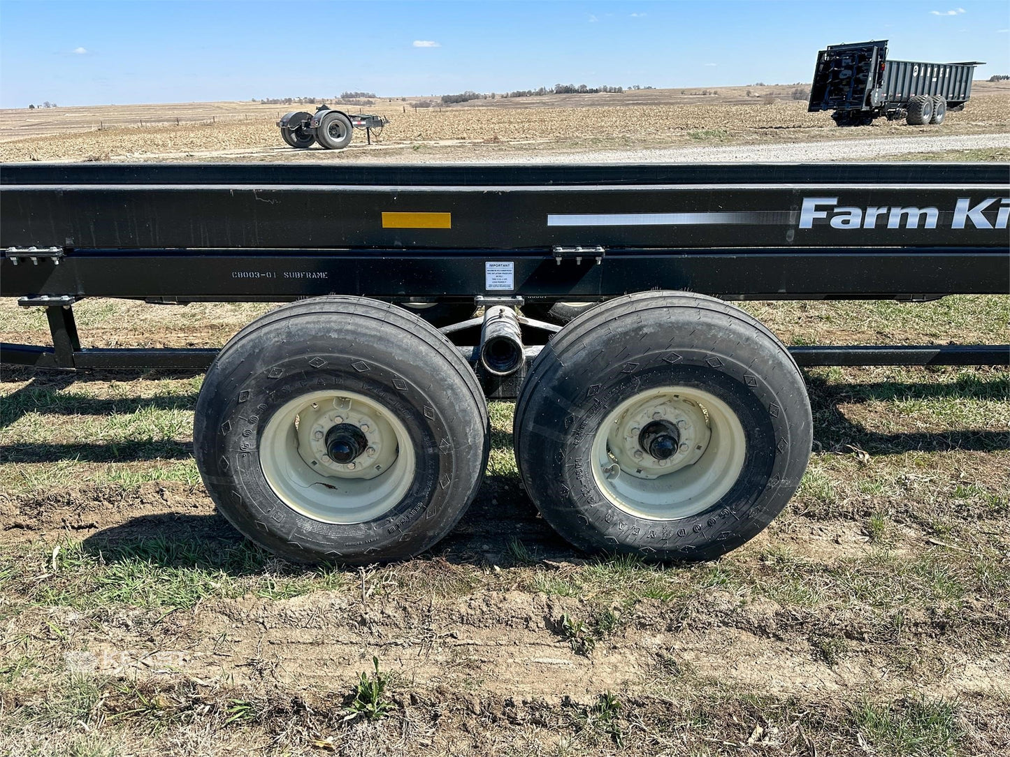 Farm King Round Bale Carrier | Model 1450 | Horsepower 60 HP | Maximum Speed 20 Mph | For Tractors