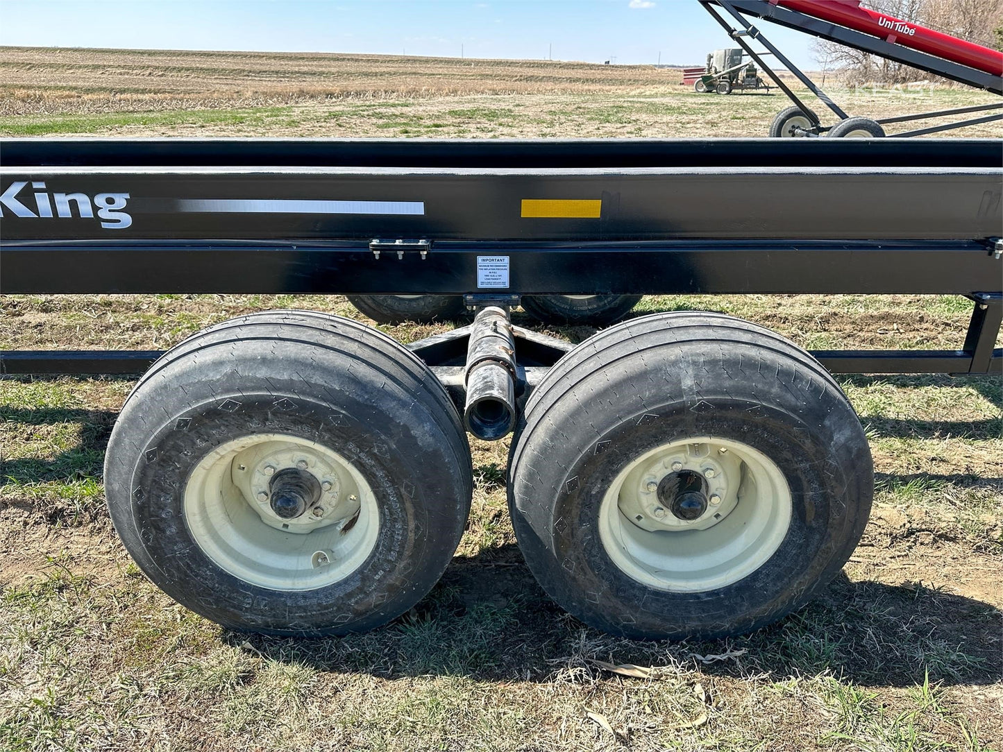 Farm King Round Bale Carrier | Model 1450 | Horsepower 60 HP | Maximum Speed 20 Mph | For Tractors