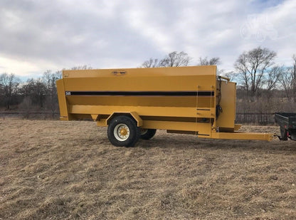 Henke Buffalo 580 Mixer Wagon | Overall Width 8' | Capacity 580 cu. ft | 120–150 HP | For Tractors