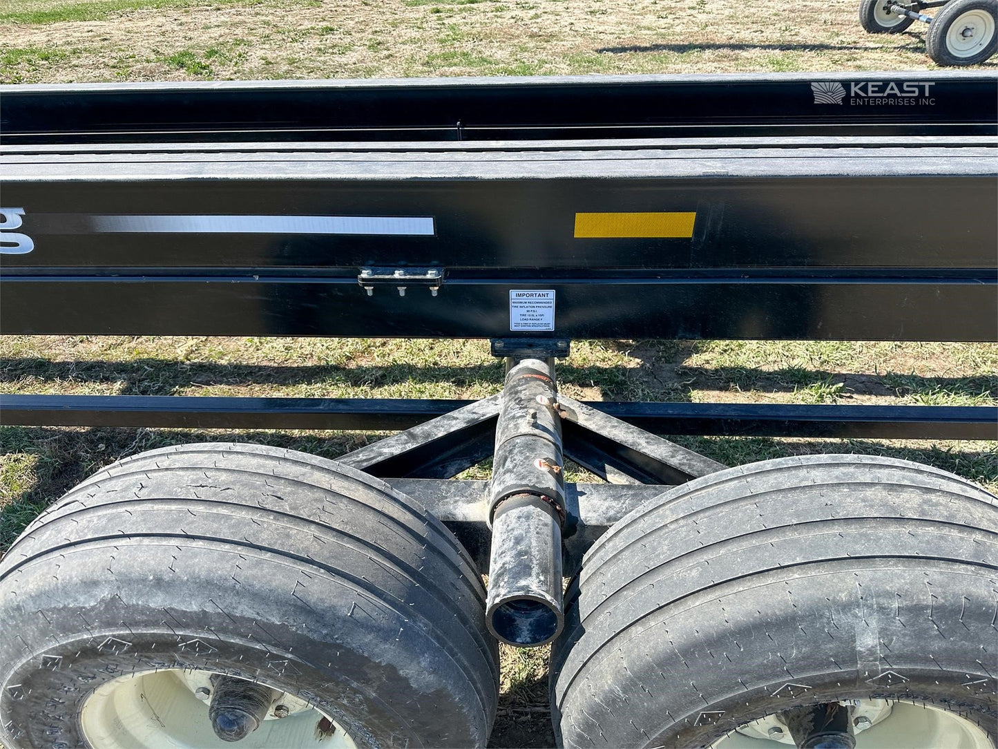 Farm King Round Bale Carrier | Model 1450 | Horsepower 60 HP | Maximum Speed 20 Mph | For Tractors