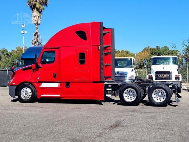 2020 Freightliner Cascadia 126 | Engine Detroit DD15 | Fuel Capacity 200 Gallon | Horsepower 505 HP | USED
