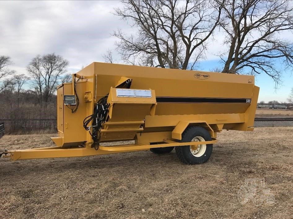 Henke Buffalo 580 Mixer Wagon | Overall Width 8' | Capacity 580 cu. ft | 120–150 HP | For Tractors