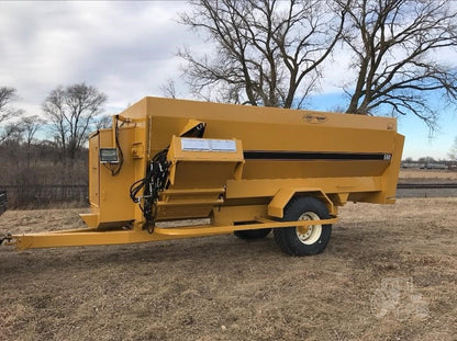 Henke Buffalo 580 Mixer Wagon | Overall Width 8' | Capacity 580 cu. ft | 120–150 HP | For Tractors